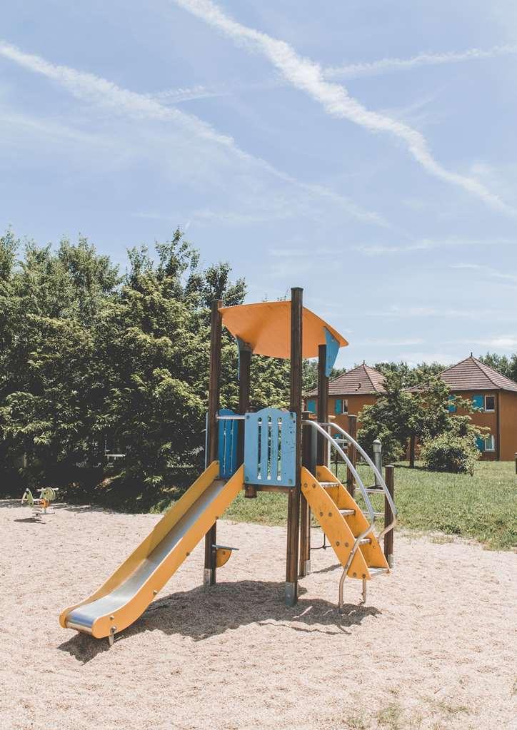 Village de vacances Terres De France - Domaine De Claire Rive 3*
